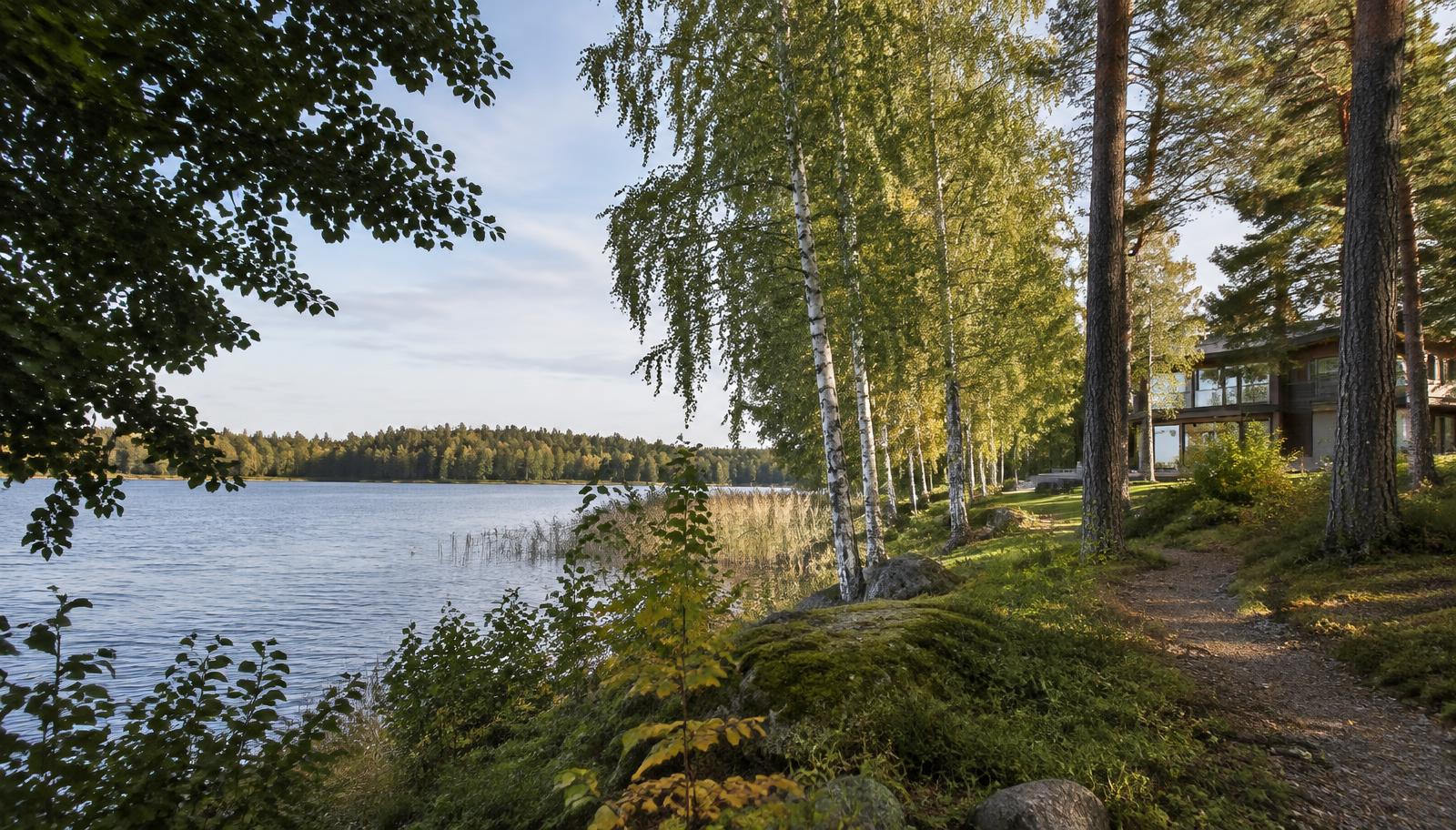 Järvimaisema ja pohjoismaista asuinympäristöä Keski-Uudellamaalla